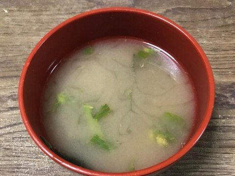 春の香りのするワカメとふきのとうの味噌汁